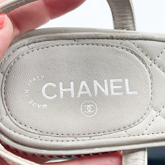 Chanel 37C Gray Quilted Leather Faux Pearl CC Logo Ankle Strap Flat Sandals - Picture 10 of 14